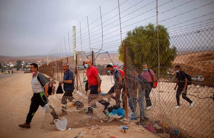 Trabajadores palestinos cruzan a Israel desde Cisjordania / Foto: AP