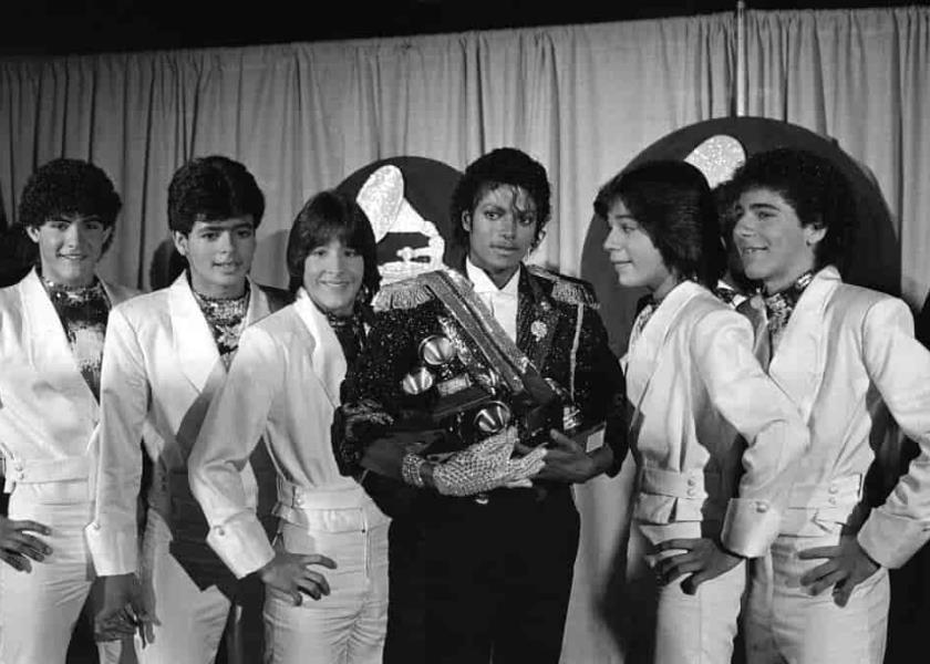 En esta foto del 28 de febrero de 1984, Michael Jackson, en el centro, posa entre bambalinas con el grupo Menudo durante la ceremonia de los premios Grammy en Los Ángeles. De izquierda a derecha Charlie Massó, Robby Rosa, Roy Roselló, Jackson, Ray Reyes y Ricky Meléndez. (Foto: AP)