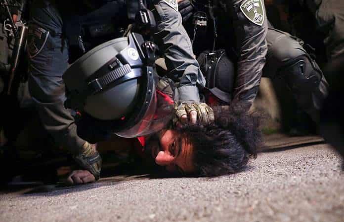 Agentes de la policía israelí someten a un manifestante palestino en Jerusalén Este / Foto: AP
