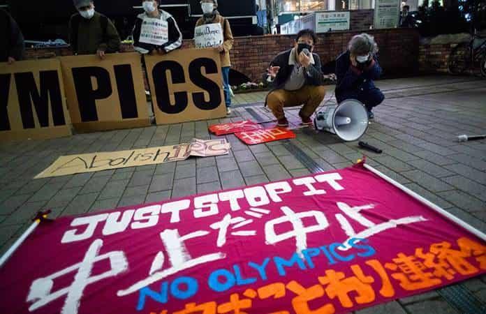 Manifestantes protestan con una pancarta con el lema No a los Juegos Olímpicos en Tokio  / Foto: AP