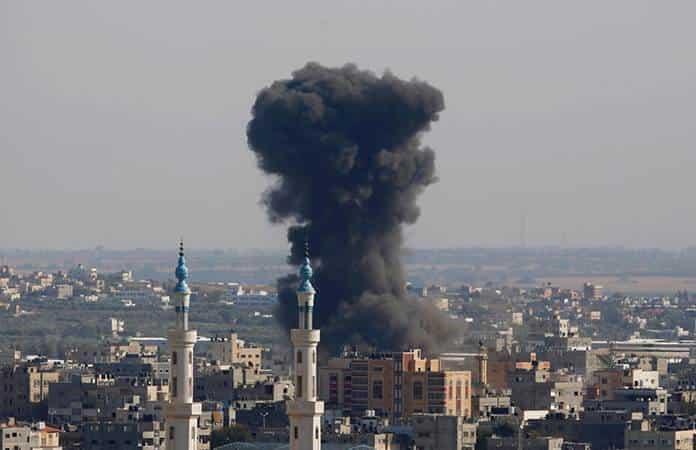 El humo se eleva después de los ataques aéreos israelíes en la ciudad de Gaza / Foto: AP