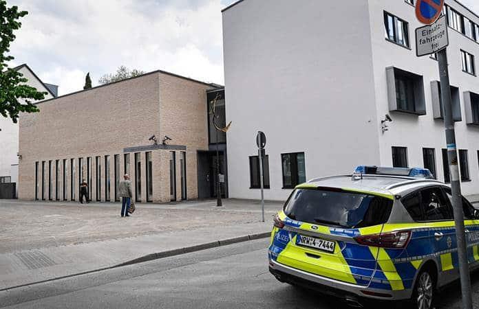 Una patrulla policial frente a la sinagoga en Gelsenkirchen, Alemania / Foto: AP