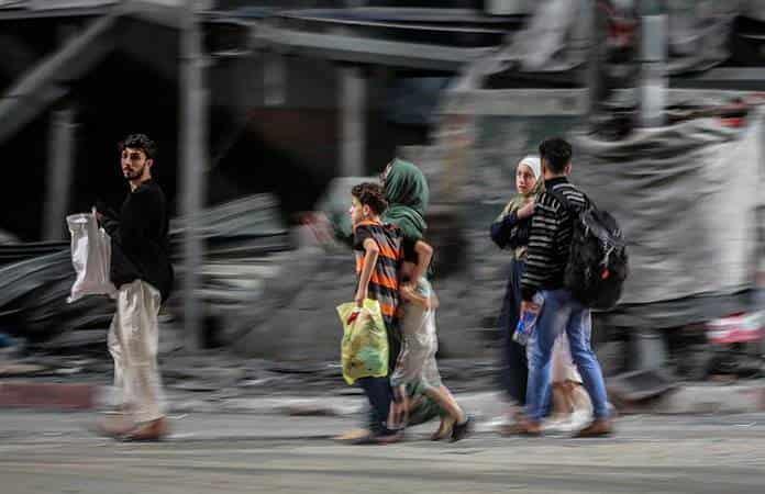 Una familia palestina huye de su casa durante un bombardeo israelí en Gaza / Foto: EFE