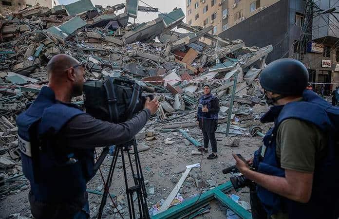 Periodistas transmiten desde los escombros de la torre Al Jalaa / Foto: EFE