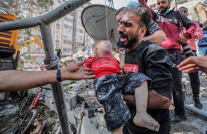 Un palestino carga el cuerpo de su hija tras sacarlo de un edificio bombardeado en Gaza / Foto: EFE
