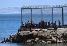 Cerca de 100 inmigrantes intentan entrar a nado en la ciudad española de Ceuta