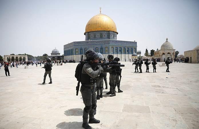 Soldados israelíes se enfrentaron a palestinos en la Explanada de las Mezquitas de Jerusalén / Foto: AP