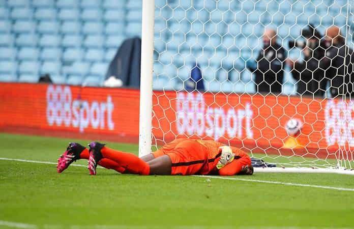 Edouard Mendy se golpeó duramente contra el poste en el partido contra Aston Villa / Foto: AP
