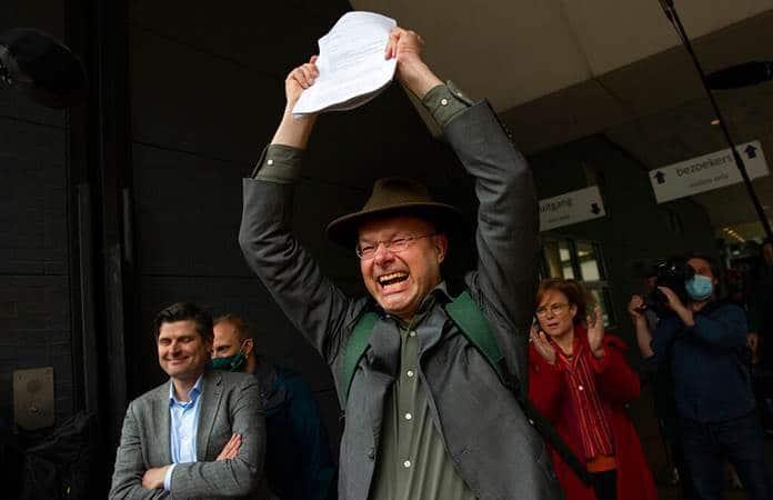 Donald Pols, director de la organización ecologista Milieudefensie, celebra el fallo del tribunal / Foto: AP