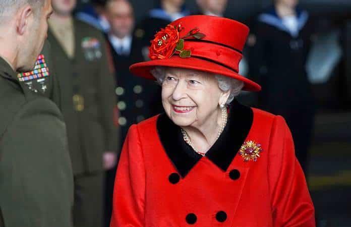 La reina Isabel II ha estado exenta de cumplir las leyes que prohíben negar trabajo por el origen étnico / Foto: AP