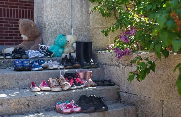 Activistas colocaron zapatos para niños en los escalones de la antigua escuela de Muskowekwan / Foto: AP