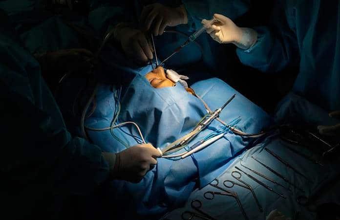 Un paciente afectado por el Hongo Negro es sometido a cirugía / Foto: EFE