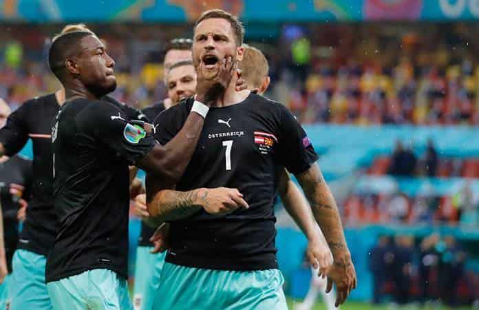 David Alaba corrió hacia Arnautovic y lo tomó de la cara con la mano para acallarlo / Foto: AP