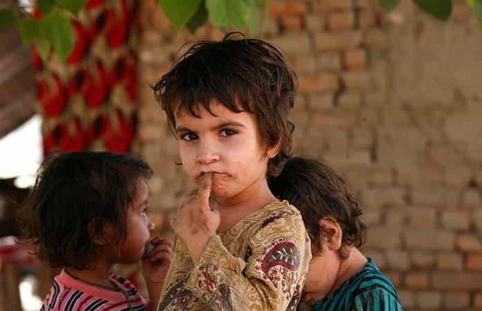 Una niña afgana juega en un campamento de refugiados en las afueras de Peshawar, Pakistán / Foto: AP