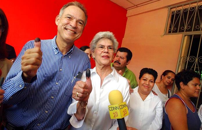 Pedro Joaquín Chamorro y su madre, la ex presidenta de Nicaragua Violeta Barrios / Foto: AP