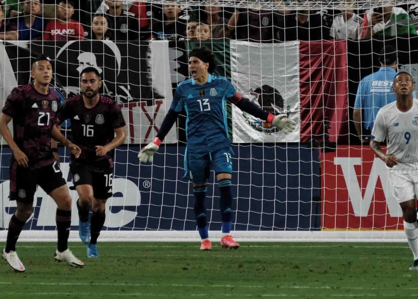 El aquero Francisco Guillermo Ochoa (c) de México grita instrucciones hoy, en un partido amistoso entre México y Panamá en el estadio Nissan en Nashville, Tennessee (EEUU). EFE/Rick Musacchio