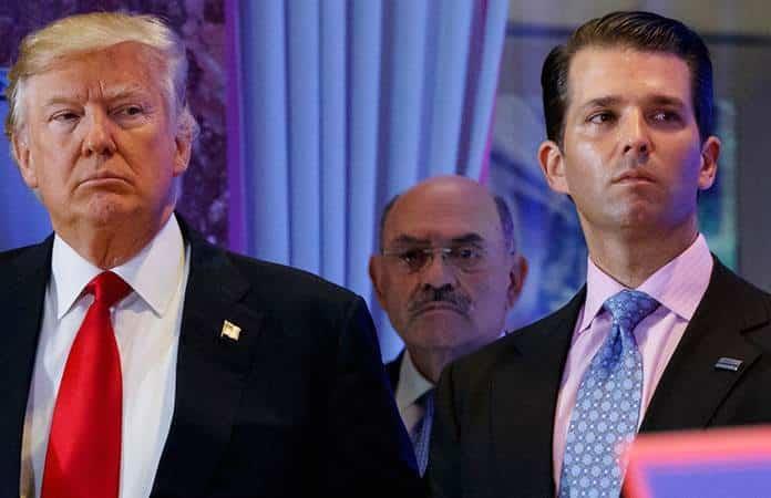 Donald Trump con su director financiero Allen Weisselberg y su hijo Donald Trump Jr / Foto: AP