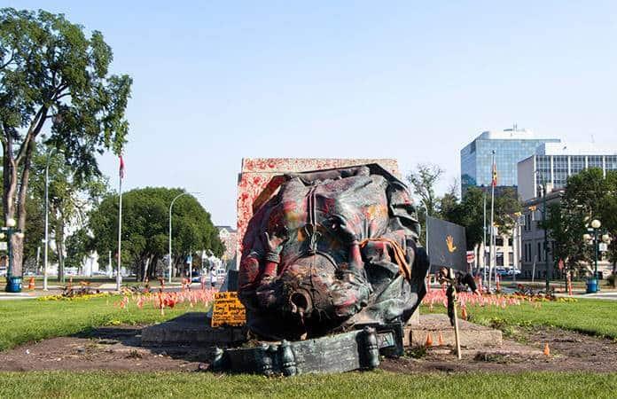 Una estatua decapitada de la reina Victoria de Inglaterra en Winnipeg, Canadá / Foto: AP