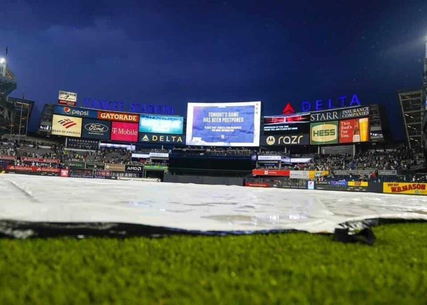 Una lona cubre el campo en el Yankee Stadium cuando se anuncia que el partido entre los Yanquis y los Mets de Nueva York fue pospuesto debido a la lluvia. (AP Foto/Frank Franklin II)