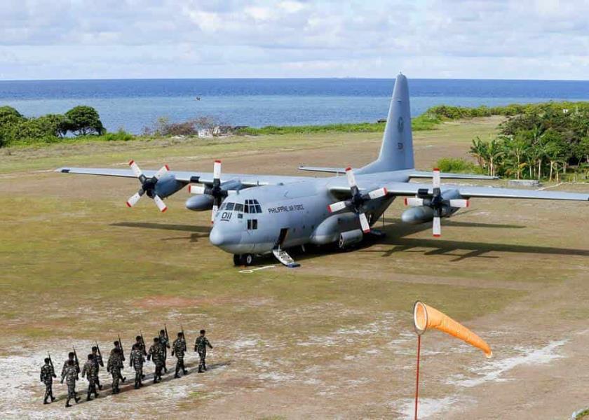 Imagen de archivo de un avión C-130 de transporte de tropas de la Fuerza Aérea de Filipinas en la isla de Thitu, en el archipiélago disputado de Spratlys, en el Mar de la China Meridional en el oeste de Filipina. (AP Foto/Bullit Marquez, Archivo)