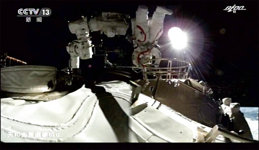 Imagen tomada de un video difundido por la televisora estatal china CCTV. Dos astronautas chinos hicieron la primera caminata espacial fuera de la nueva estación espacial china, para trabajar en la instalación de un brazo robótico de 15 metros de largo. (CCTV vía AP Video)