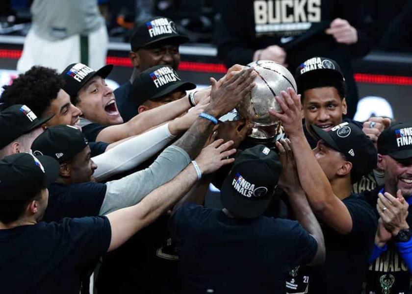 Los Bucks de Milwaukee celebran con el trofeo después de vencer a los Hawks de Atlanta en el juego 6 de la final de la Conferencia Este y avanzar a las Finales de la NBA. (AP Foto/John Bazemore)