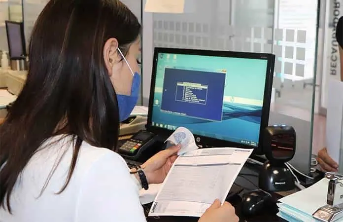 Reconoce Comercio rezago en entrega de licencias