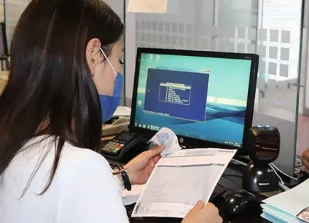 Reconoce Comercio rezago en entrega de licencias