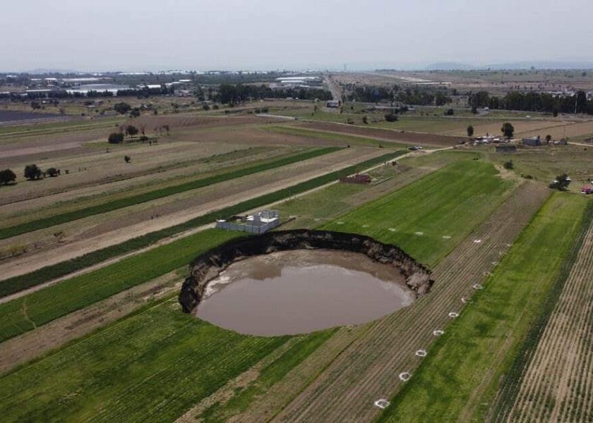 Socavón en un campo agrícola en Zacatepec, Puebla. (Foto archivo AP/Pablo Spencer)