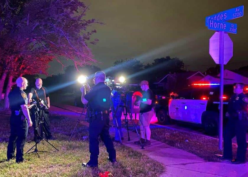 Fotografía difundida en Twitter por la policía de Fort Worth, Texas, en la que el jefe policial Neil Noakes ofrece declaraciones a los medios en el sitio de un tiroteo la madrugada de este domingo. (Policía de Fort Worth vía AP)