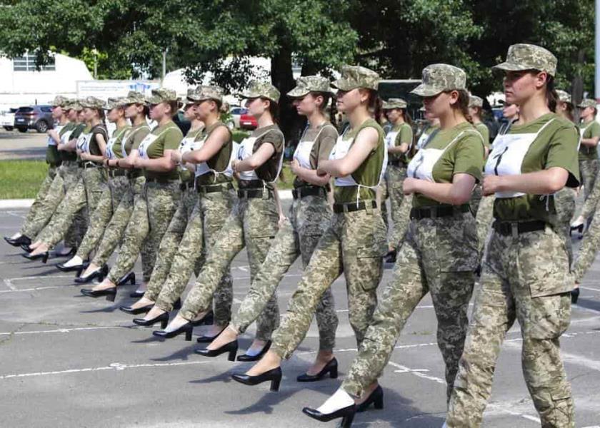 Fotografía difundida por la oficina de prensa del Ministerio de la Defensa de Ucrania, de cadetes marchando con tacones durante un ensayo de un desfile militar en Kiev. (Oficina de prensa del ministerio de la Defensa de Ucrania vía AP)