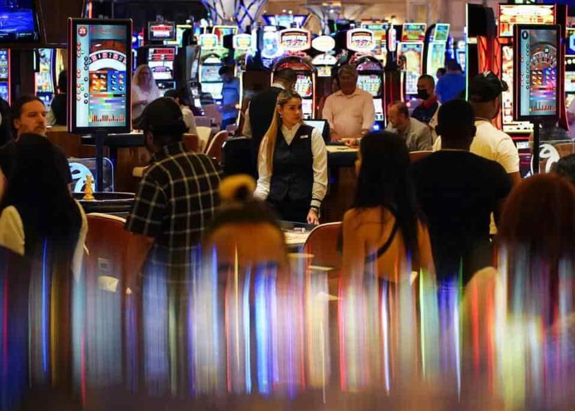 Varias personas recorrieron la zona del casino durante la noche de apertura del Resorts World Las Vegas, el pasado 24 de junio. (AP Foto/John Locher)