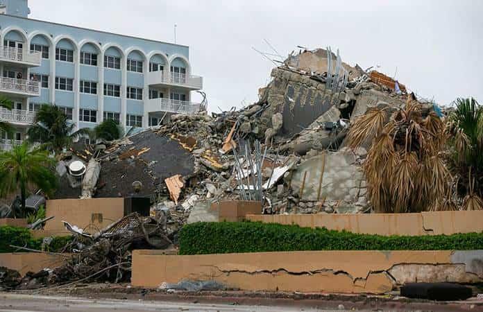 Foto de archivo de edificio derrumbado el mes pasado en Florida
