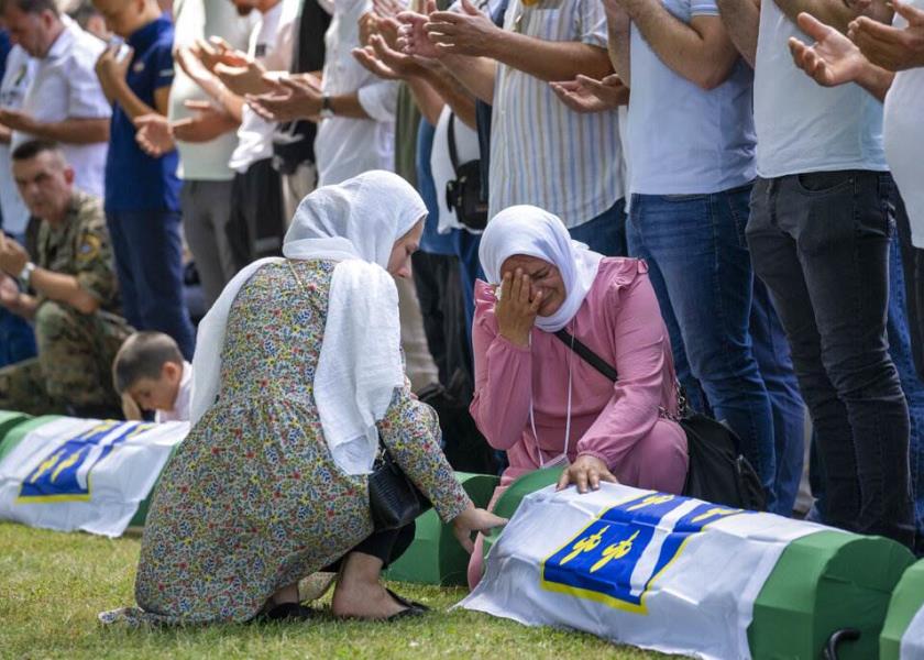 Tropas serbobosnias asesinaron en 1995 a 8,300 varones musulmanes en Srebrenica / Foto: AP