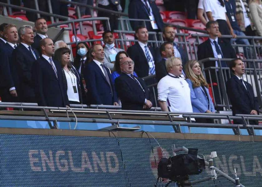 Primer ministro británico Boris Johnson, su esposa Carrie y el príncipe Guillermo en el juego entre Dinamarca e Inglaterra en el Estadio de Wembley. (Laurence GriffithsFoto compartida vía AP)