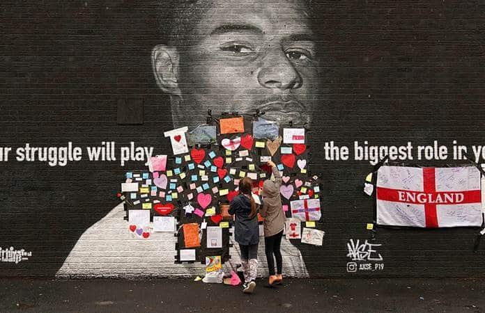 Niñas colocan mensajes de apoyo al jugador de Inglaterra Marcus Rashford / Foto: AP