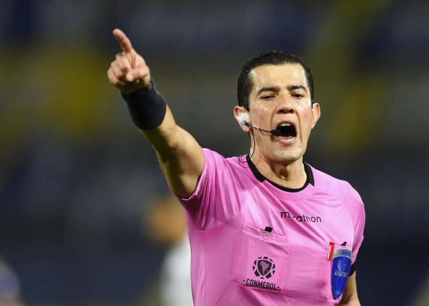 El árbitro colombiano Andrés Rojas hace una indicación durante un partido de la Copa Libertadores, entre Boca Juniors y Atlético Mineiro (Marcelo Endelli/Pool vía AP).