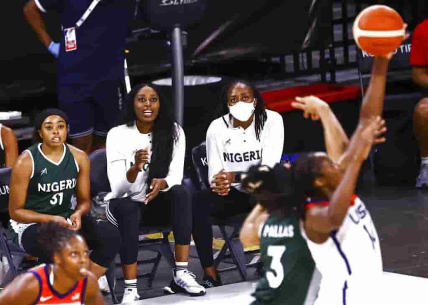 Foto de archivo: la base de Nigeria Erica Erinma Ogwumike (31) observa el juego al lado de sus hermanas Chiney Ogwumike y Nneka Ogwumike en el partido femenino de básquetbol y de exhibición entre Nigeria y Estados Unidos, en Las Vegas. (Chase Stevens/Las Vegas Review-Journal via AP)