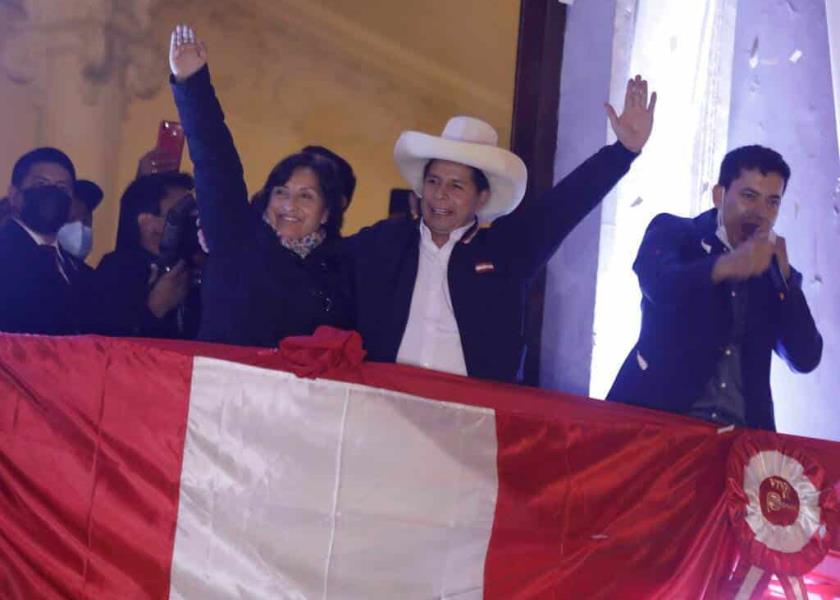 Pedro Castillo, al centro, festeja con su compañera de fórmula, Dina Boluarte, luego de que las autoridades electorales lo declararon presidente electo de Perú, en su sede de campaña en Lima. (AP Foto/Guadalupe Prado)