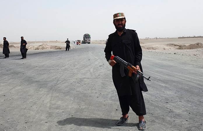 Soldados paquistaníes vigilan la frontera tras los combates entre las fuerzas afganas y los talibanes / Foto: AP