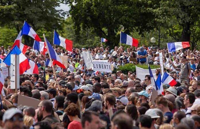 Este sábado, miles de franceses se manifestaron en contra de las medidas del gobierno para frenar la pandemia / AP