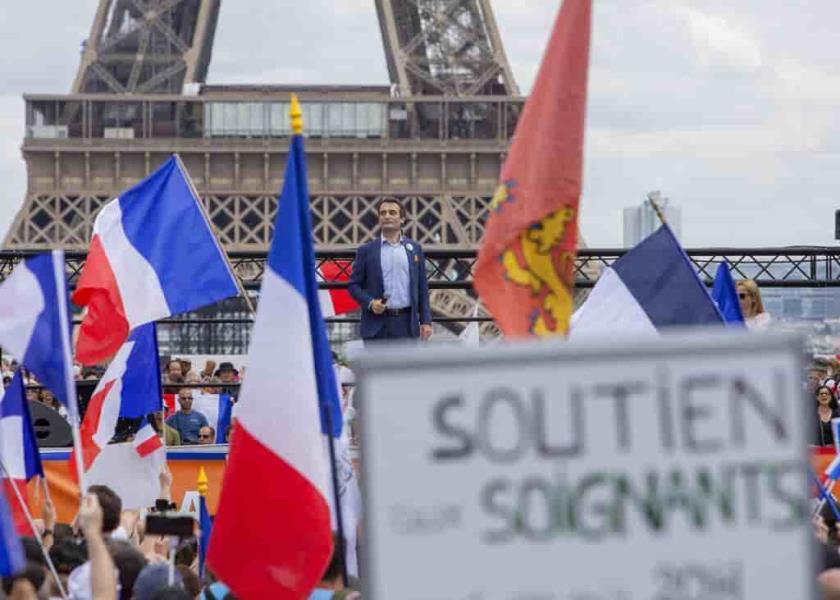 El dirigente del partido derechista francés Les Patriotes, Floriant Philippot, se dirige a miles de manifestantes en la Plaza del Trocadero, frente a la Torre Eiffel. (AP Foto/Rafael Yaghobzadeh)