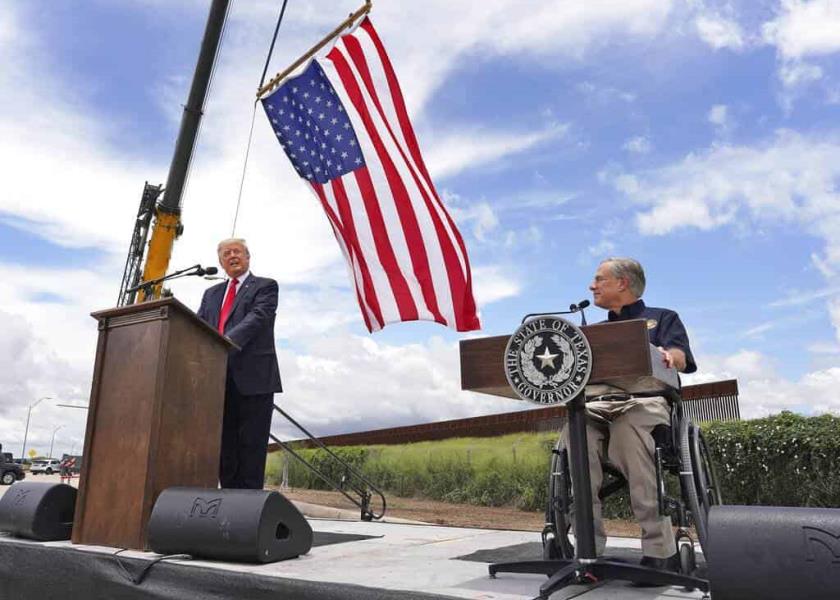 El gobernador de Texas, Greg Abbott (a la derecha), y el expresidente Donald Trump pronuncian discursos cerca de una sección del muro fronterizo en Pharr, Texas, el miércoles 30 de junio de 2021. (Joel Martinez/The Monitor vía AP)