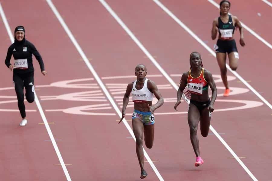 Natacha Ngoye (2-i) del Congo gana una carrera durante la primera ronda femenina de 100m de atletismo por los Juegos Olímpicos 2020, este viernes en el Estadio Olímpico de Tokio (Japón). EFE/ Juan Ignacio Roncoroni