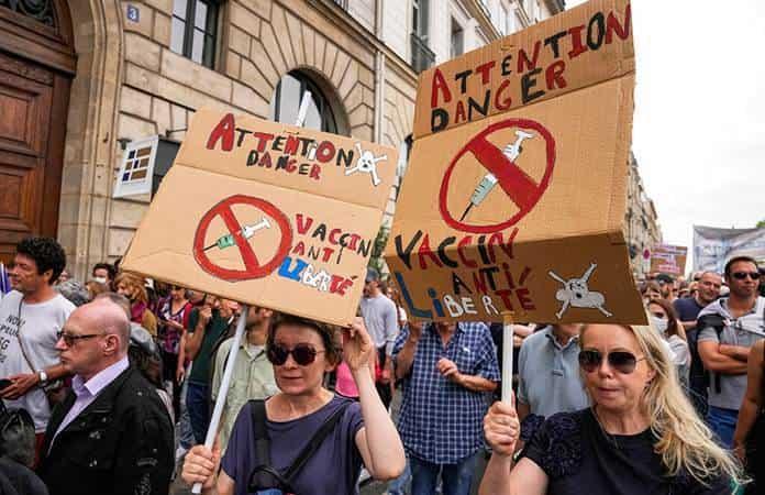 Antivacunas protestan en París / Foto: AP