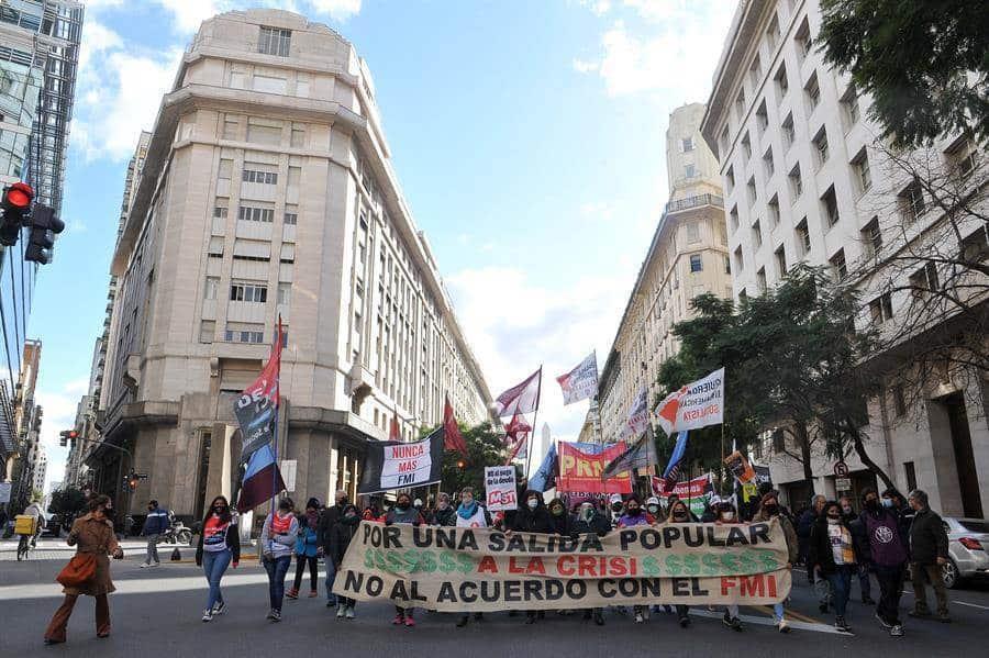 Foto de archivo: Manifestantes y militantes de partidos de izquierda marcharon el mes pasado desde el Obelisco a Plaza de Mayo como rechazo a un nuevo pago al Club de París y al FMI. (EFE/ Enrique García Medina)