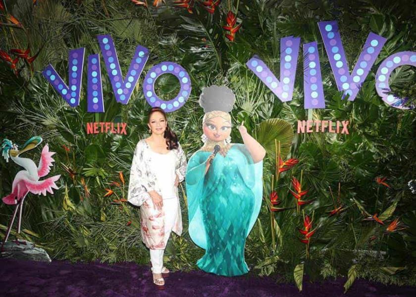 Fotografía de archivo: Gloria Estefan junto a un montaje promocional del musical Vivo. (EFE/ Chepe José)