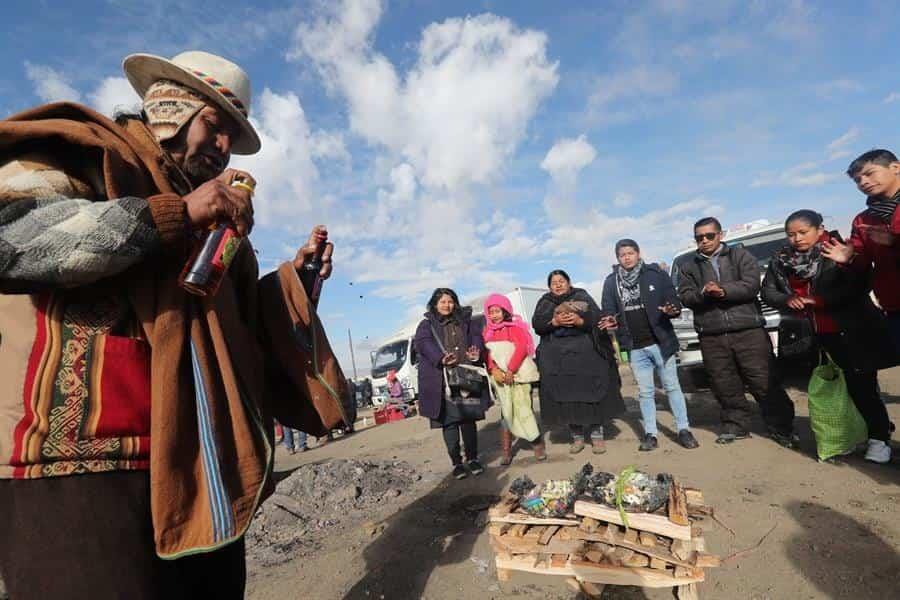 Foto de Archivo:  Indígenas aimaras en un rito indígena a la Pachamama o Madre Tierra en El Alto, Bolivia. (EFE/ Martin Alipaz)