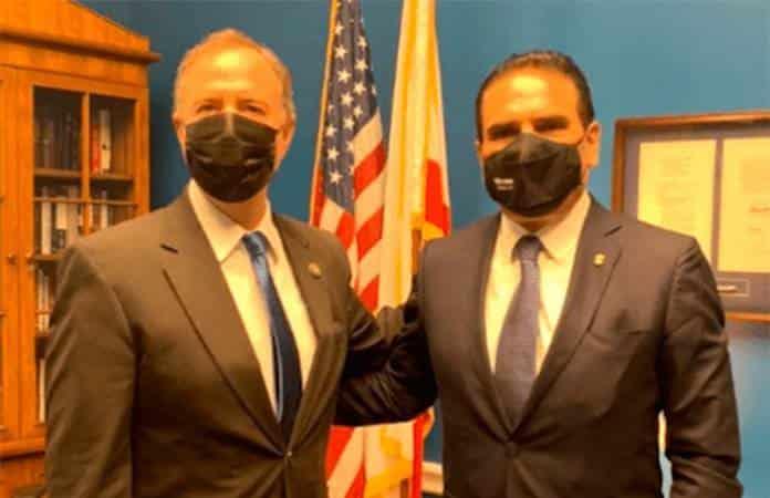 Aureoles y Adam Schiff, Presidente del Comité de Inteligencia de la Cámara Baja / Foto: Twitter