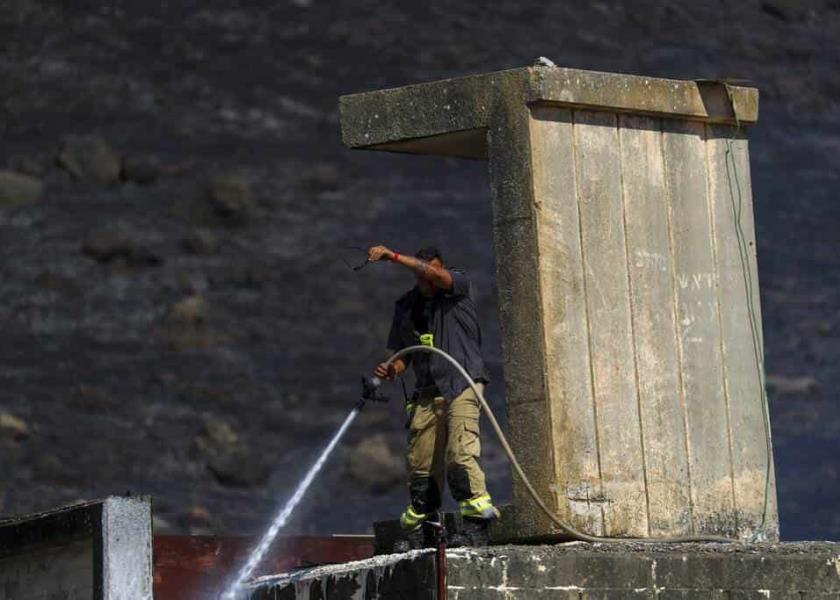 Un bombero israelí extingue un incendio causado por un cohete disparado desde el Líbano, previo al ataque de Israel en respuesta. (Foto AP / Ariel Schalit)